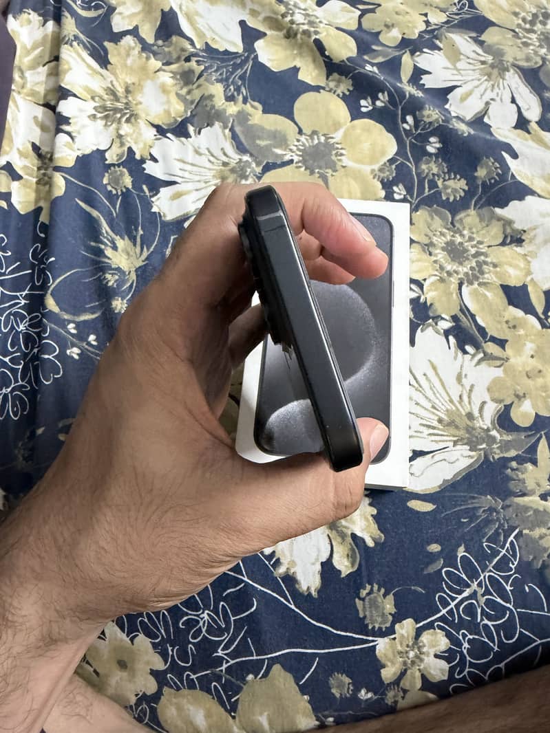 Apple iPhone 15 Pro Max 4