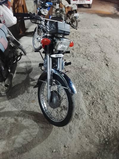 I am selling Honda cg 125 dadu sindh number ha