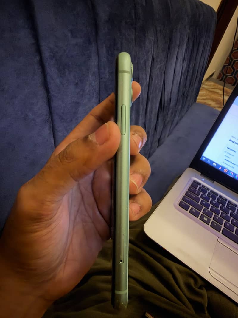 Apple iPhone 11 4