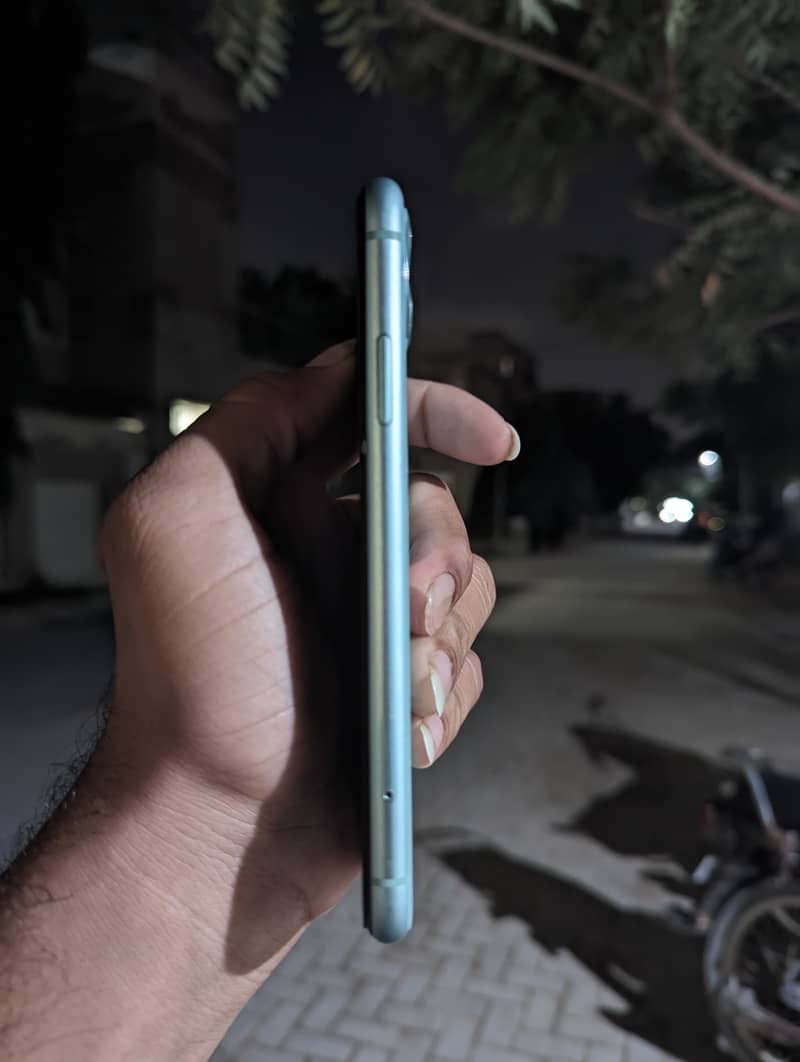 Apple iPhone 11 4
