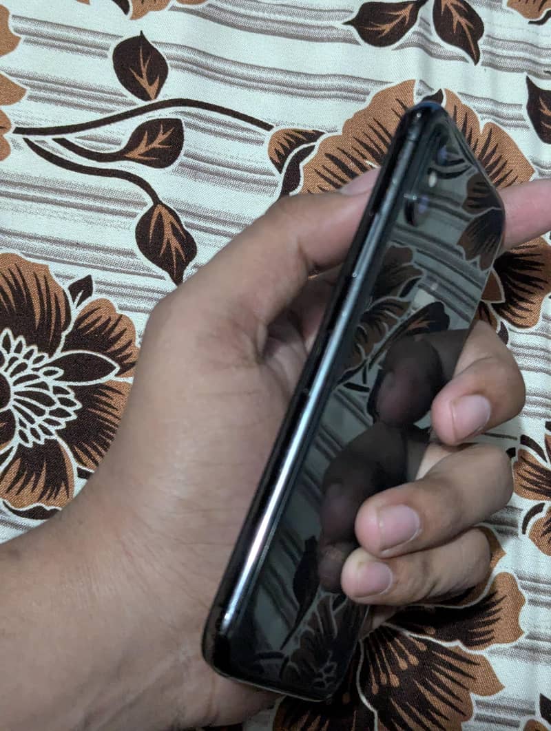 Apple iPhone X 4