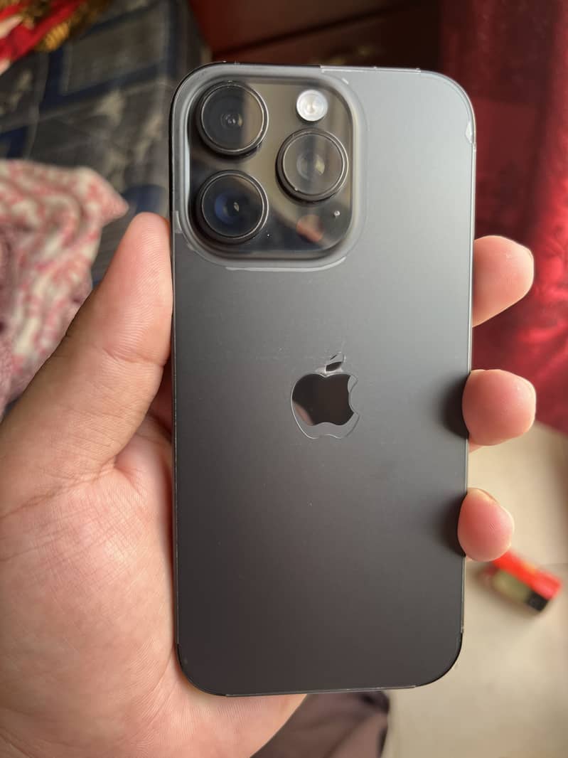 Apple iPhone 16 Pro 1