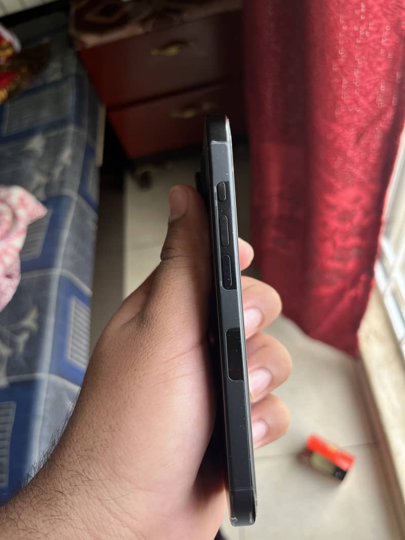 Apple iPhone 16 Pro 3