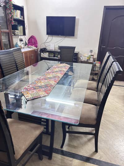 8 seater Dining Table in very good condition
