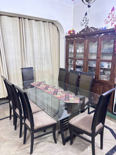 8 seater Dining Table in very good condition