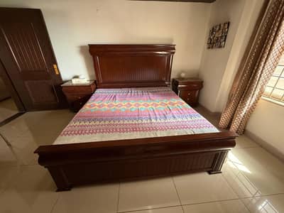 bed set and dressing table for sale