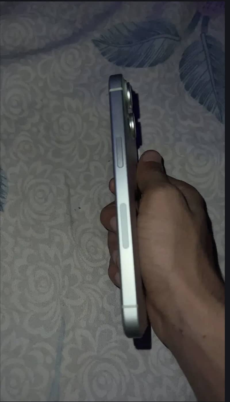 Apple iPhone 15 4