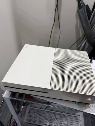 Clean Xbox One s With 1month gamepass