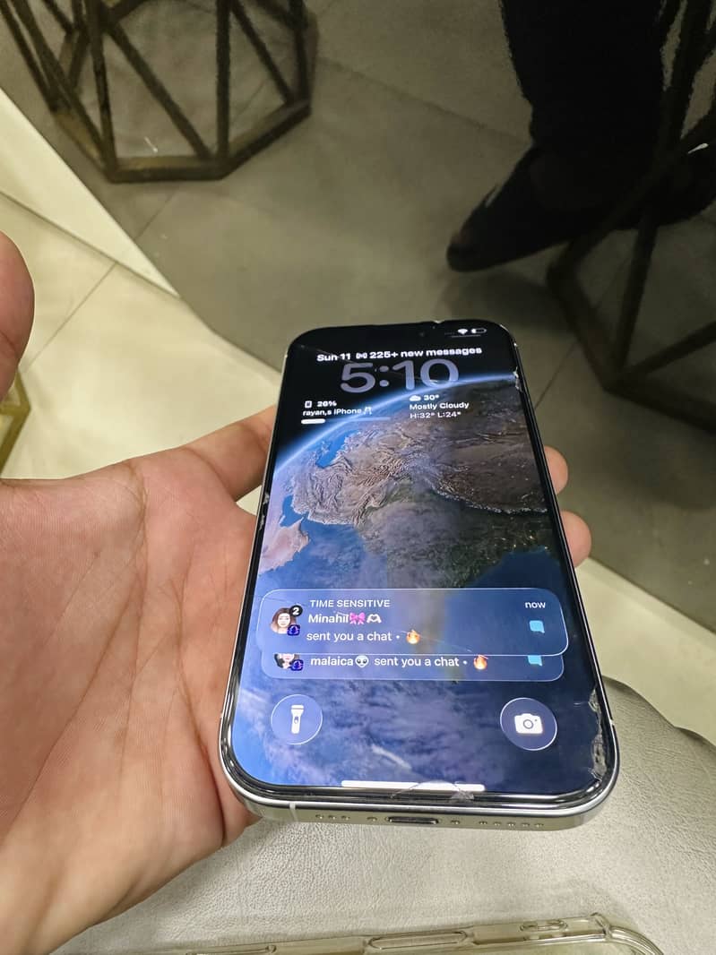 Apple iPhone 16 Pro 1