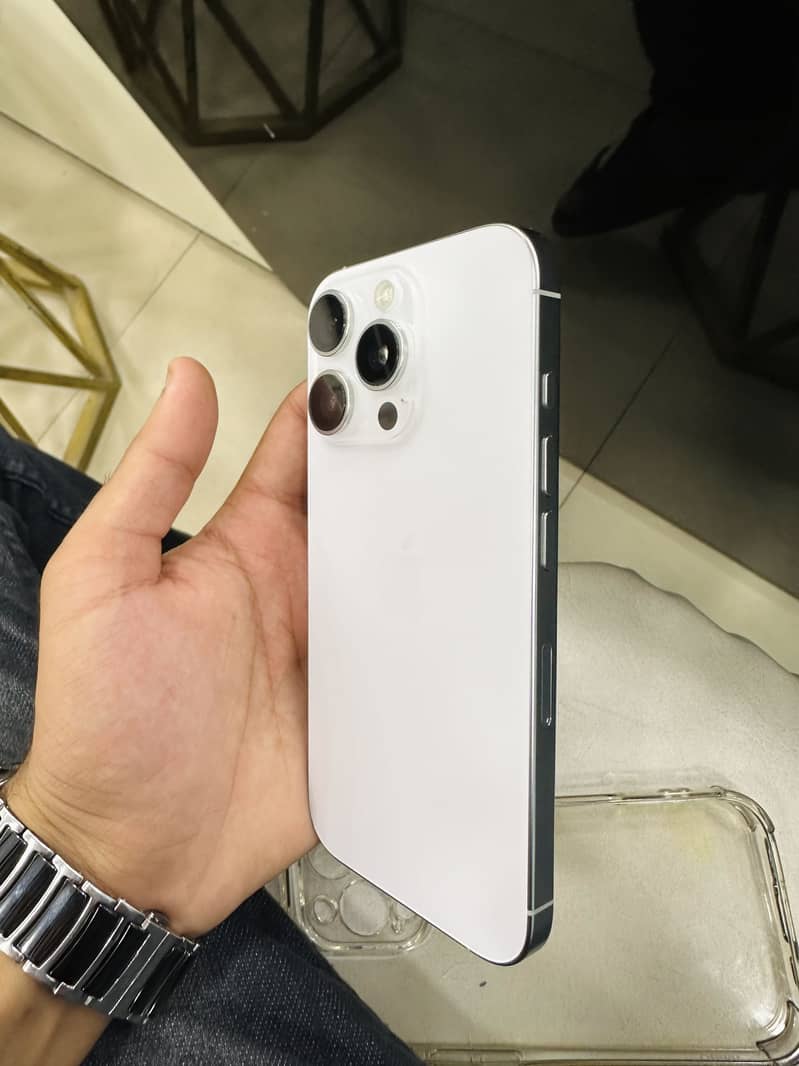 Apple iPhone 16 Pro 2