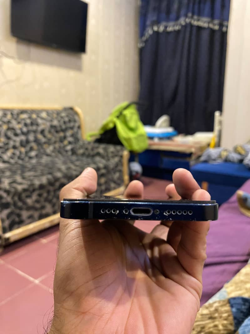 Apple iPhone 12 4