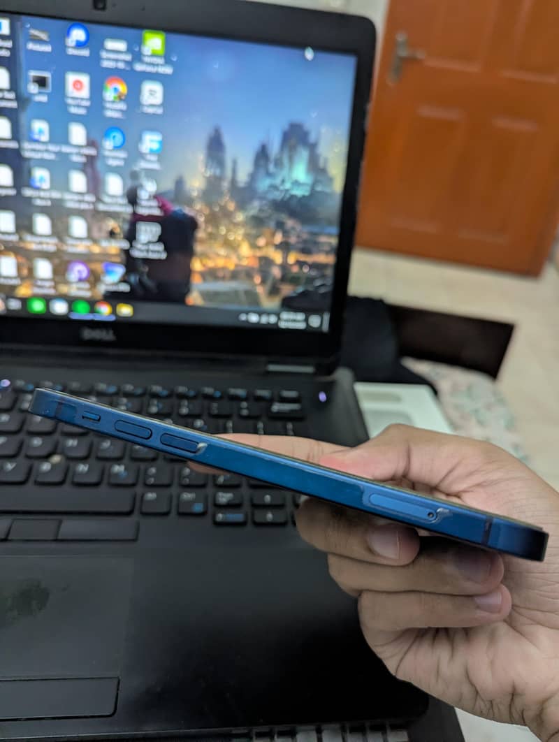 Apple iPhone 12 4