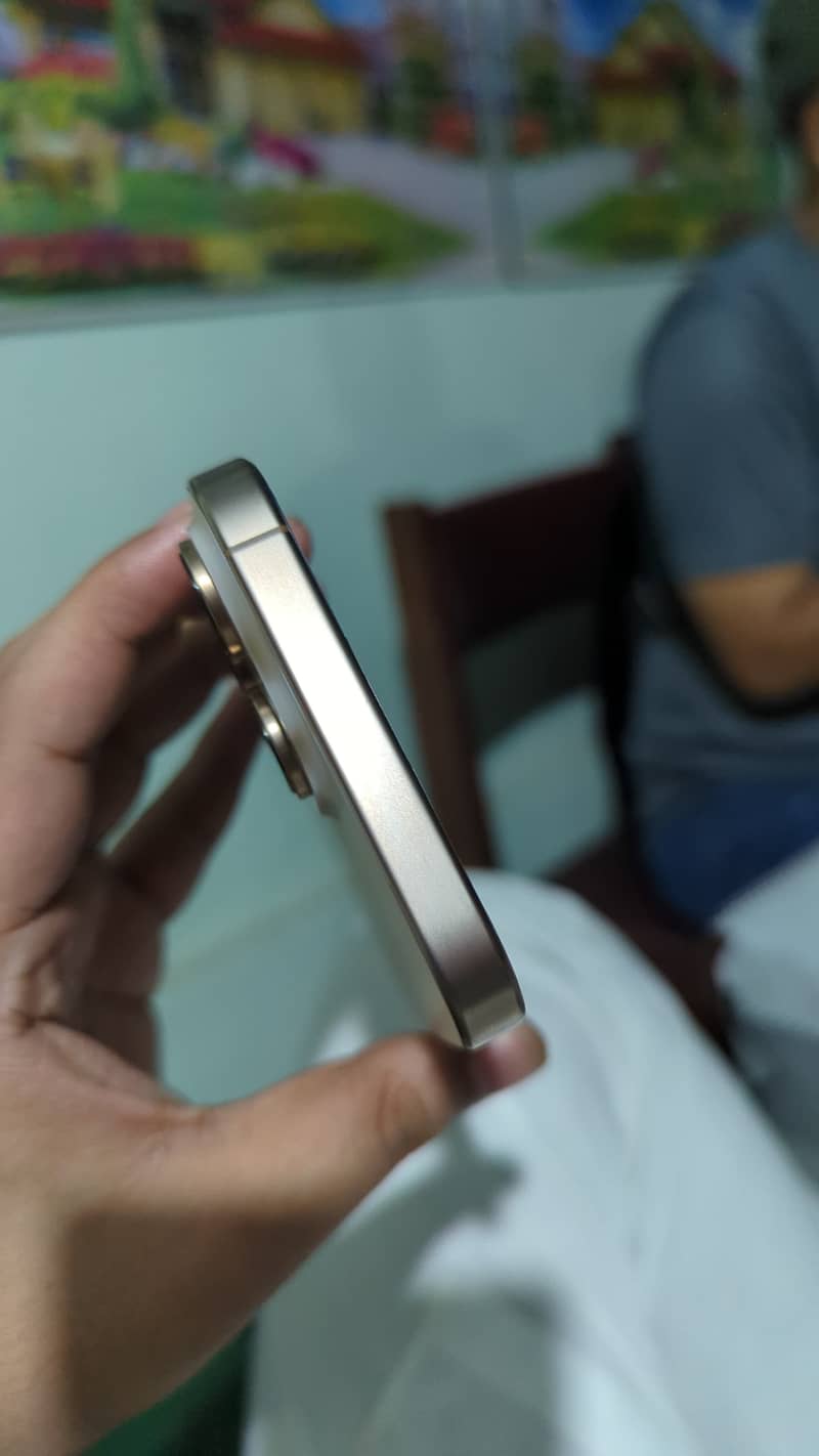 Apple iPhone 16 Pro Max 4