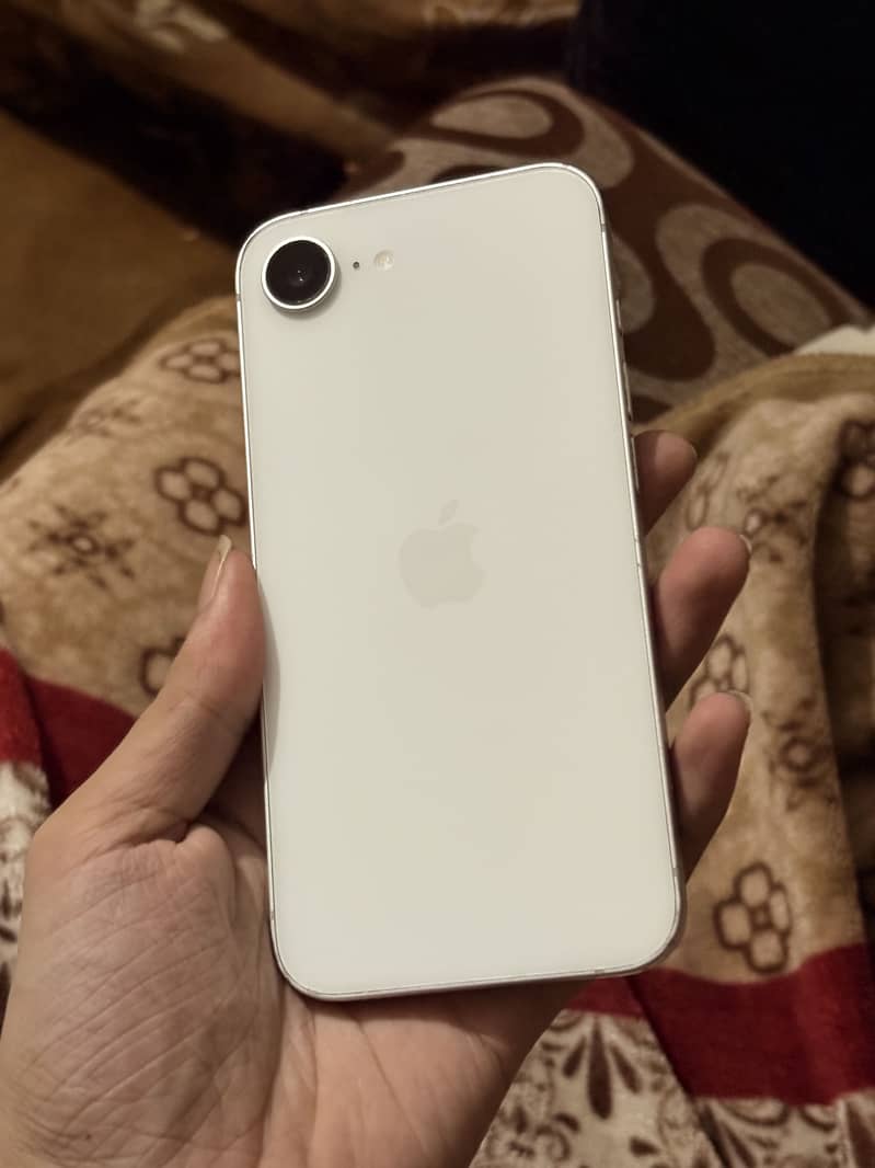 Apple iPhone 16e 0