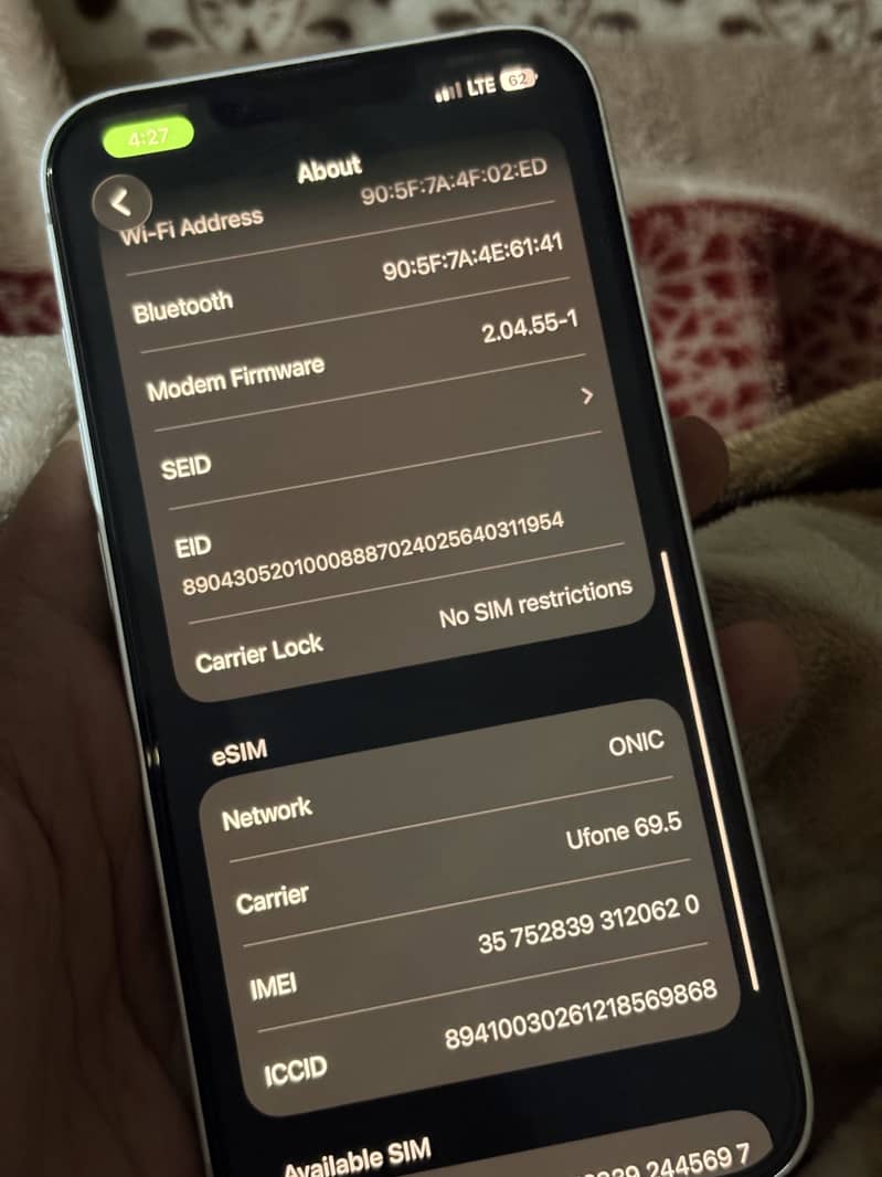 Apple iPhone 16e 4