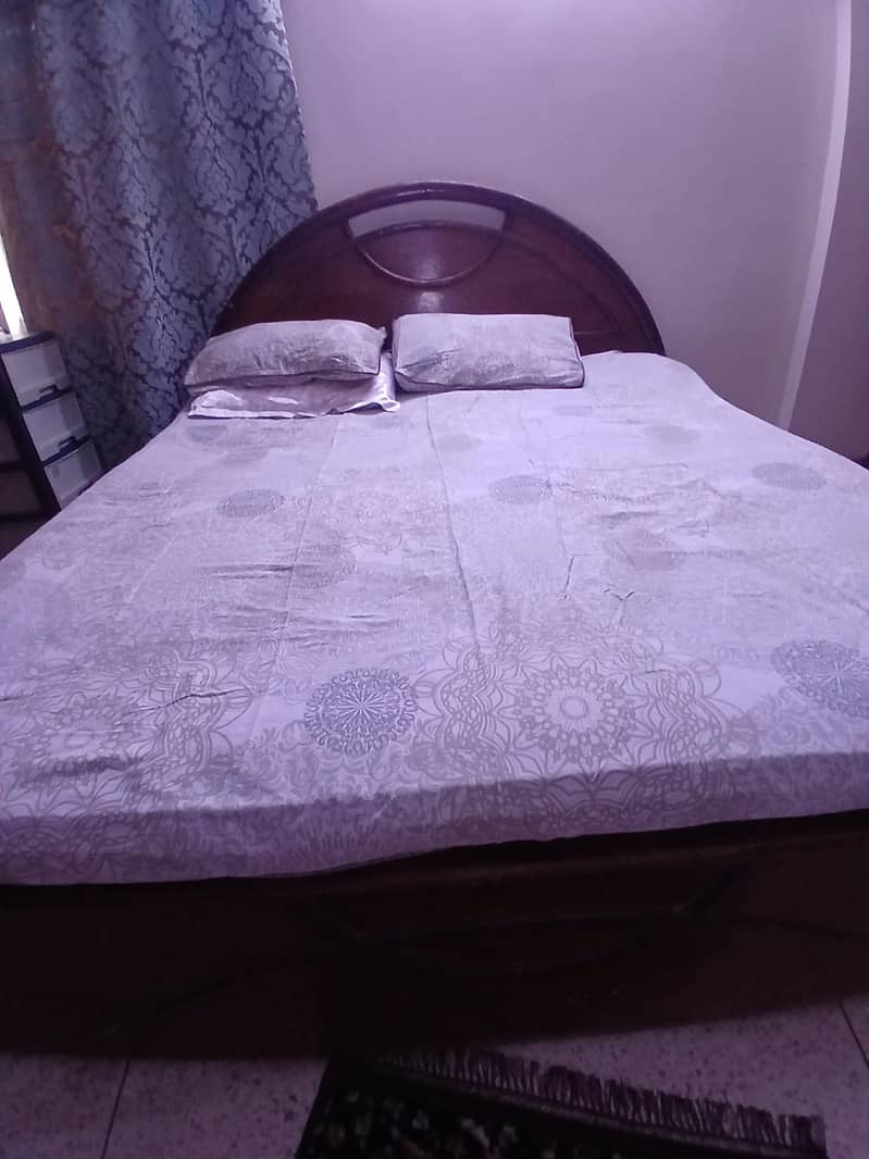 King size bed 0