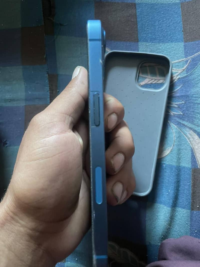 Apple iPhone 13 4