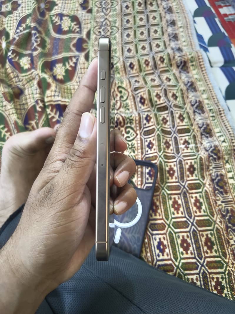 Apple iPhone 16 Pro Max 0