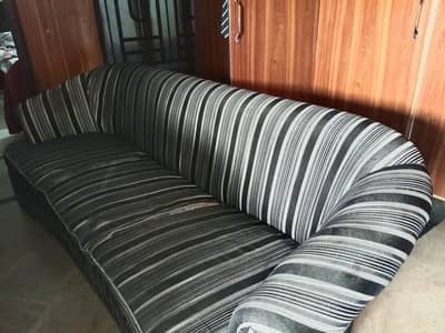 5 seater sofa thread damage only back all clean 10/8 condition