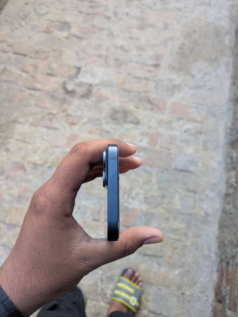 Apple iPhone 13 2