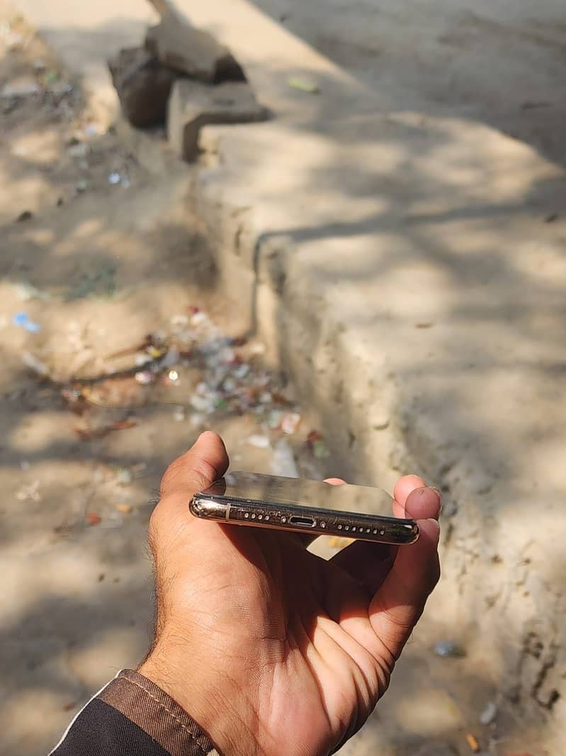 Apple iPhone XS Max 3
