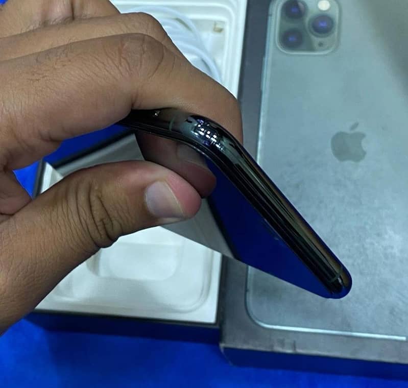 Apple iPhone 11 Pro Max 4