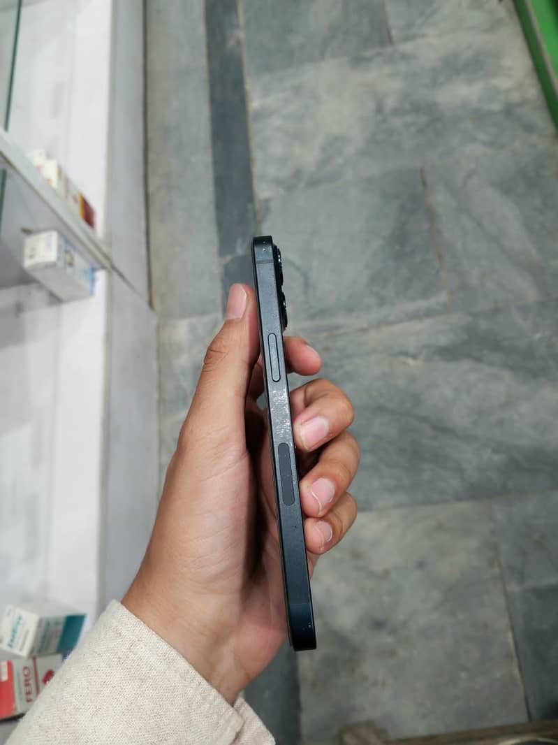 Apple iPhone 13 5