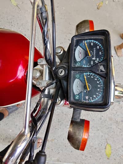 new bike Leni ha as Lia salre kar rahia ho