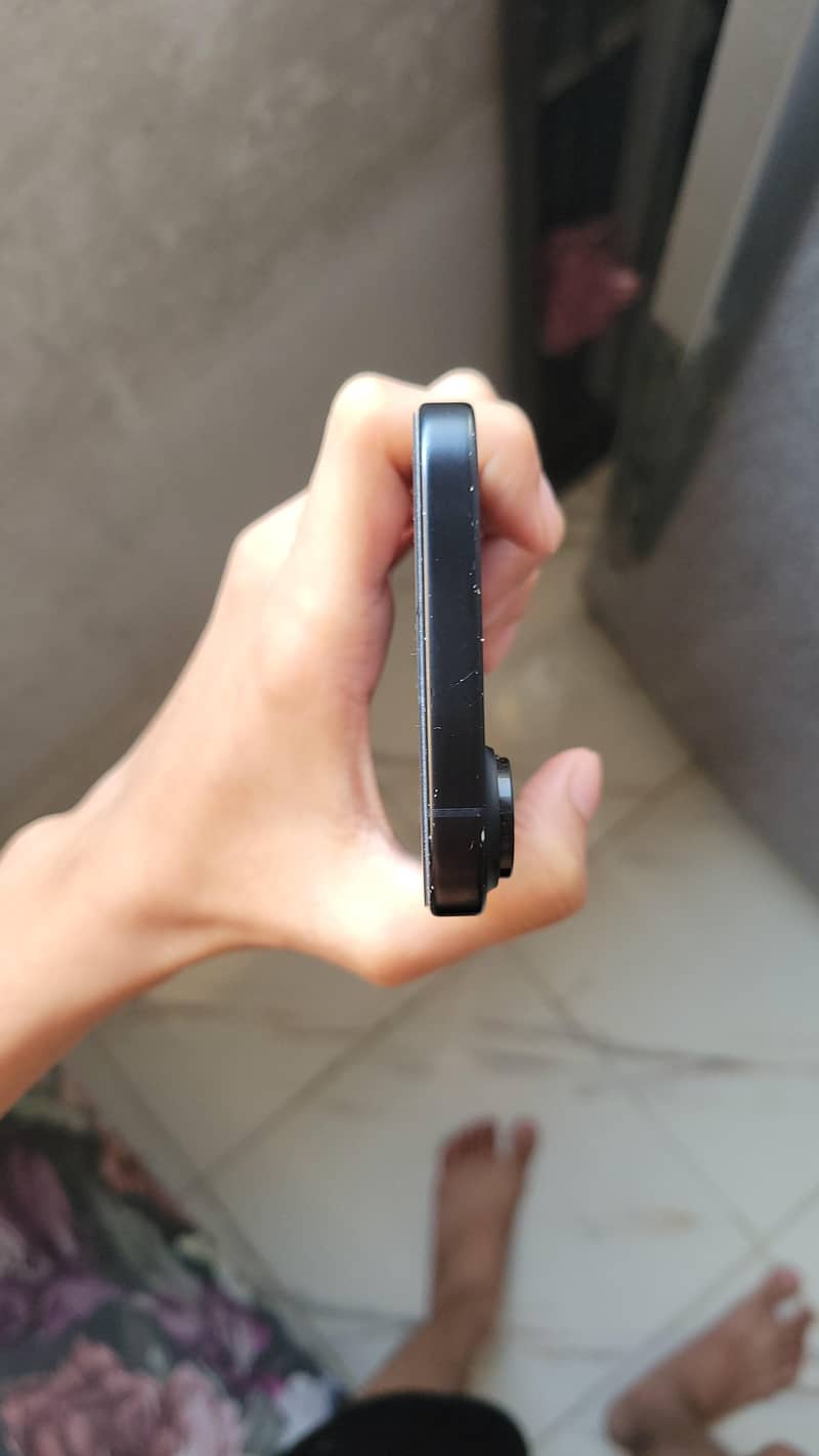 Apple iPhone 16 4