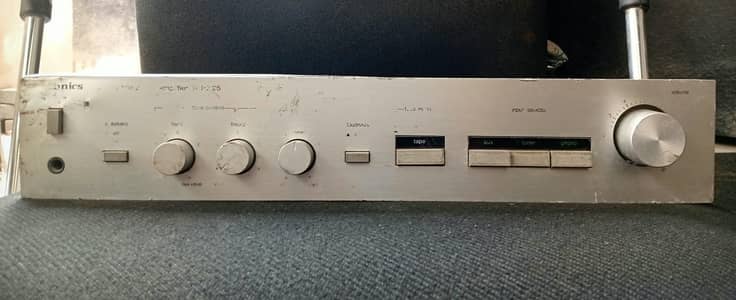 Technics Amplifier SuZ25 (Sound nhi hae amplifier Mae need repairing)