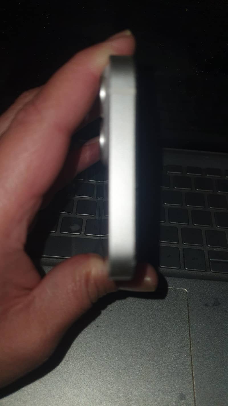 Apple iPhone 13 5