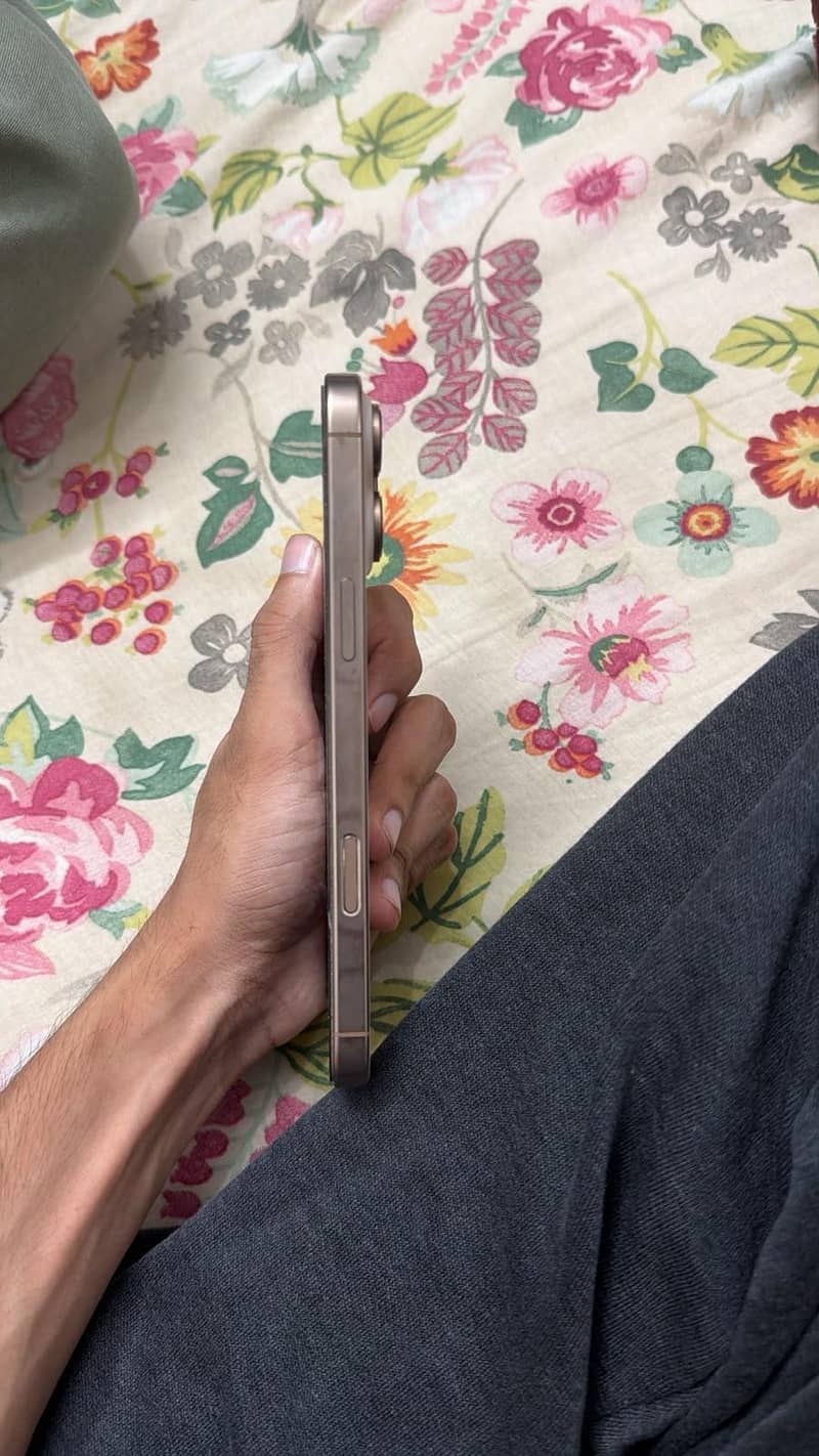 Apple iPhone 16 Pro Max 4
