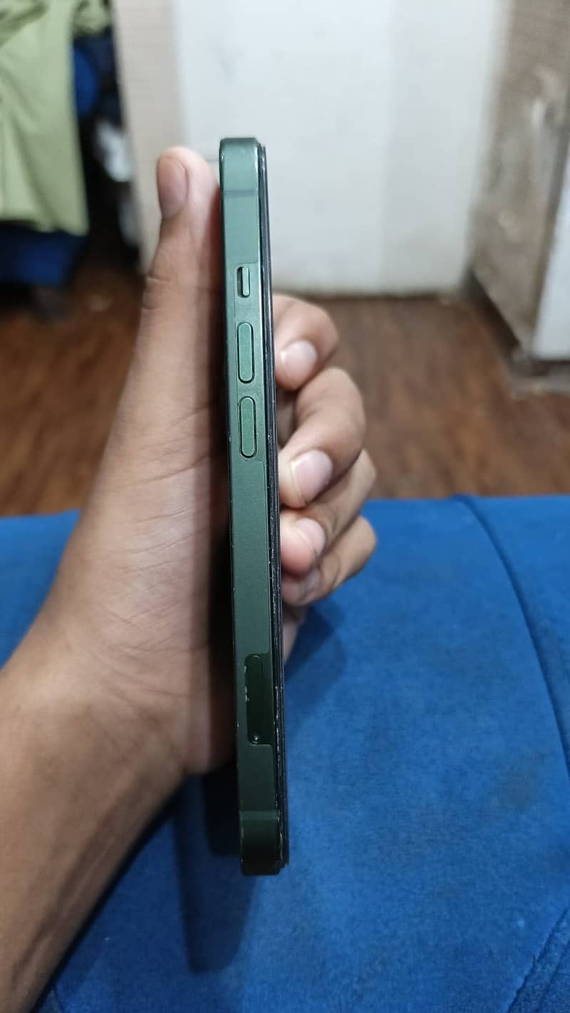 Apple iPhone 13 4