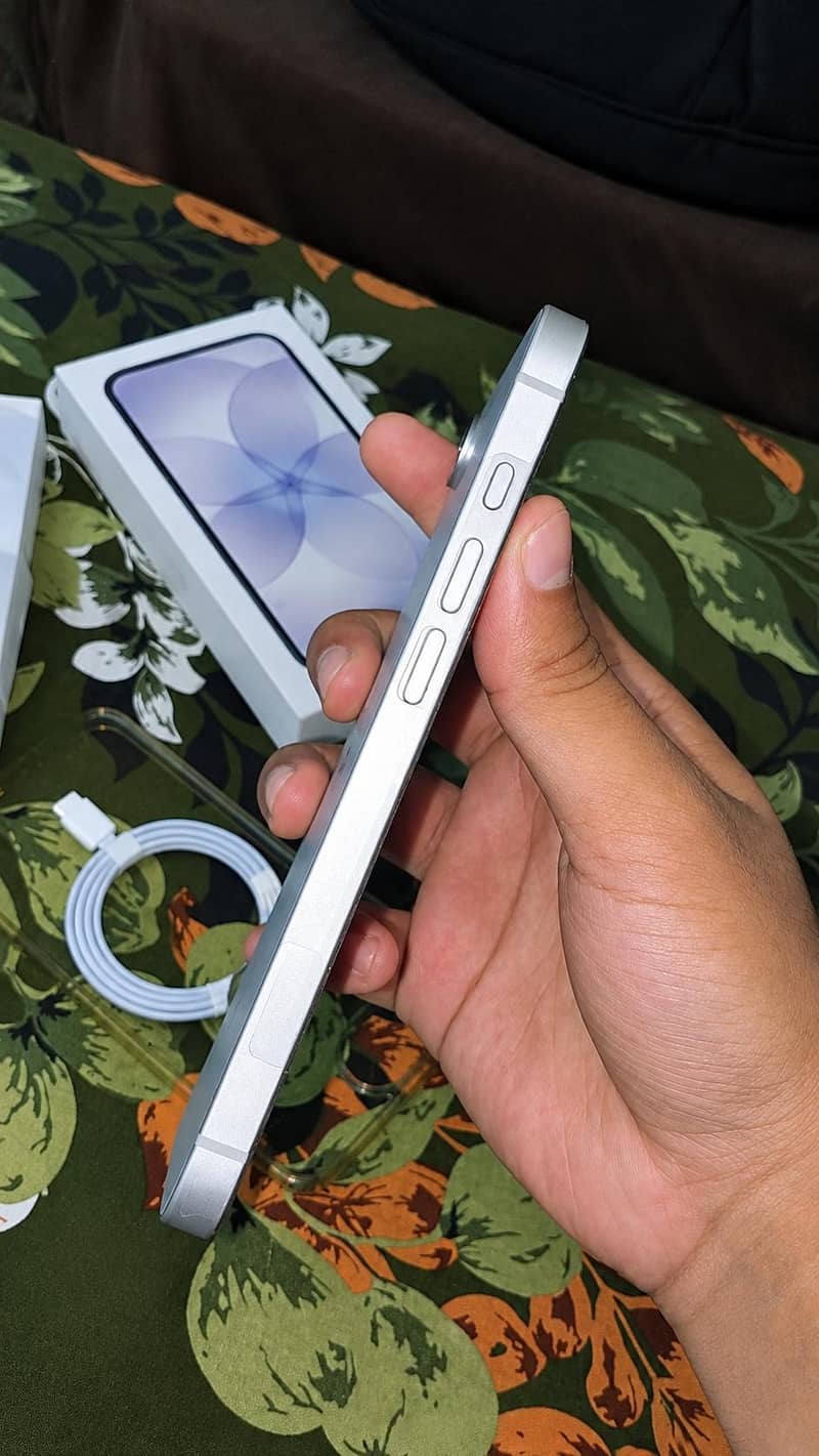 Apple iPhone 17e 0