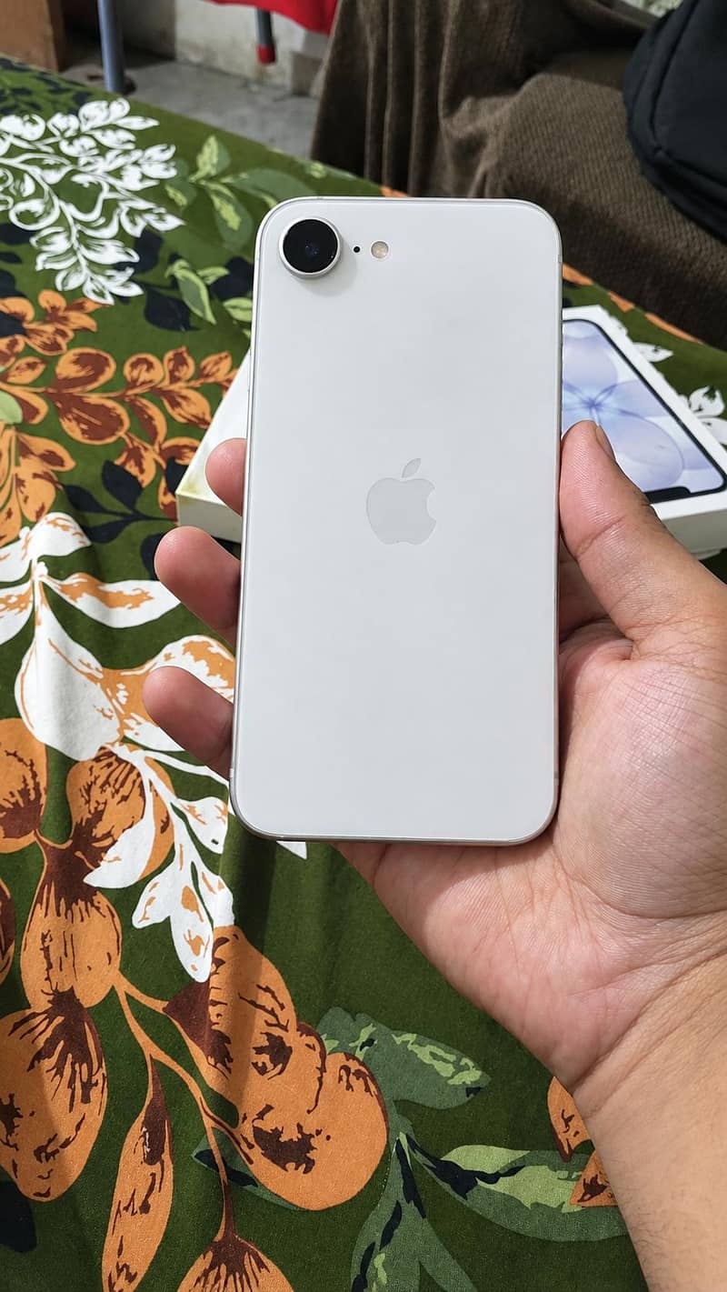 Apple iPhone 17e 1