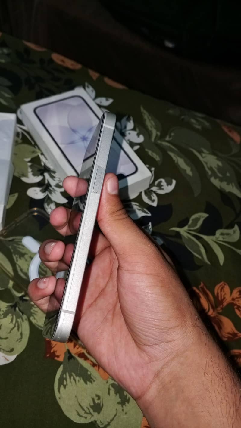 Apple iPhone 17e 3