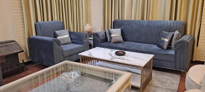 5 seater sofa up for urgent sale  3/1/1