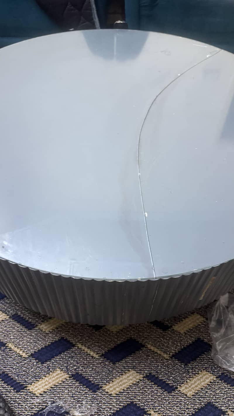 Selling round table 0
