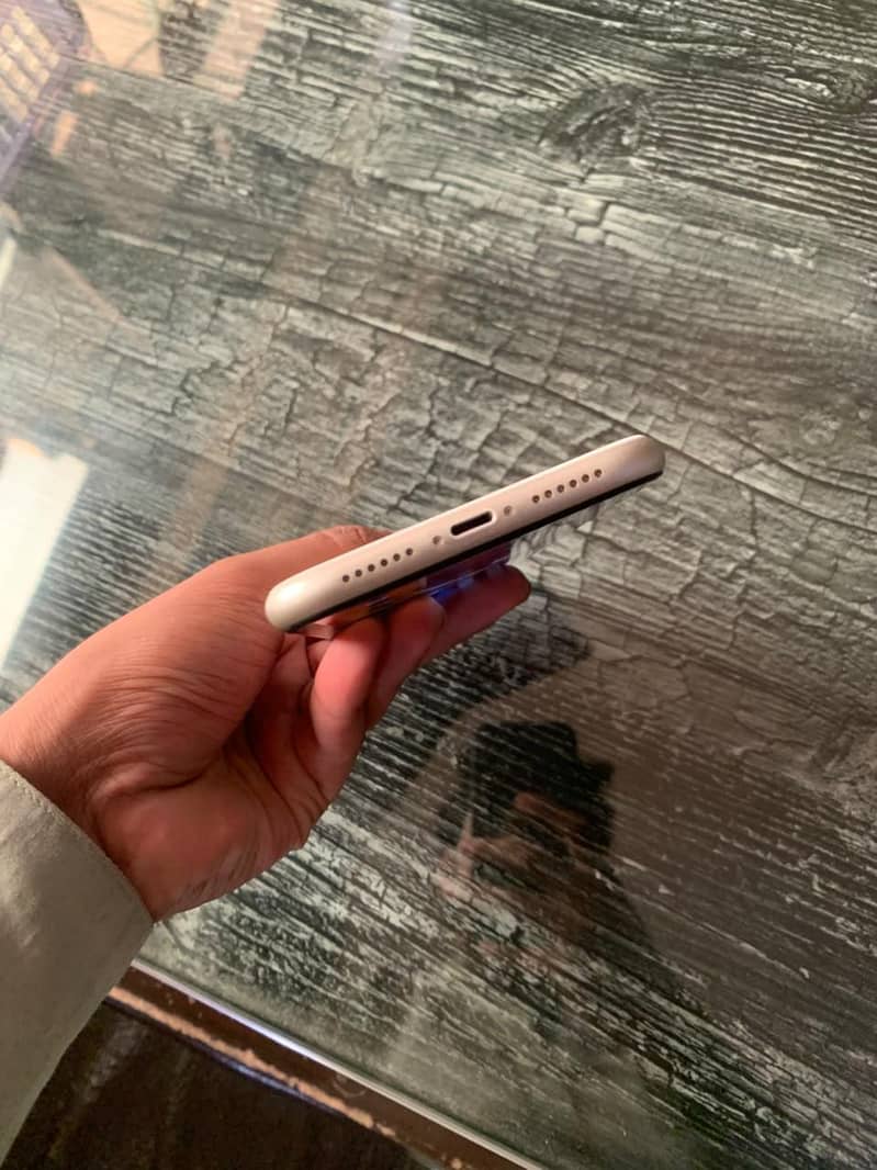 Apple iPhone 11 4