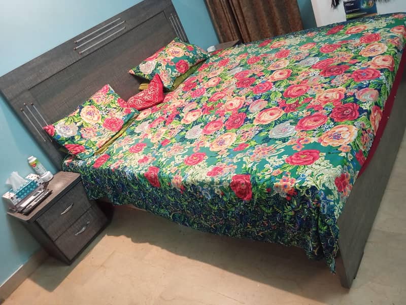 Queen size bed 0