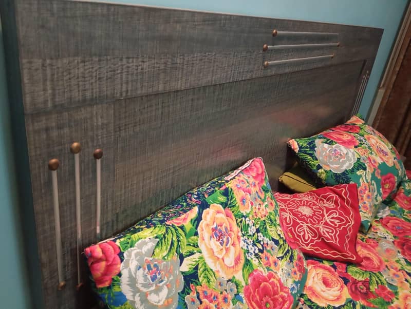 Queen size bed 1