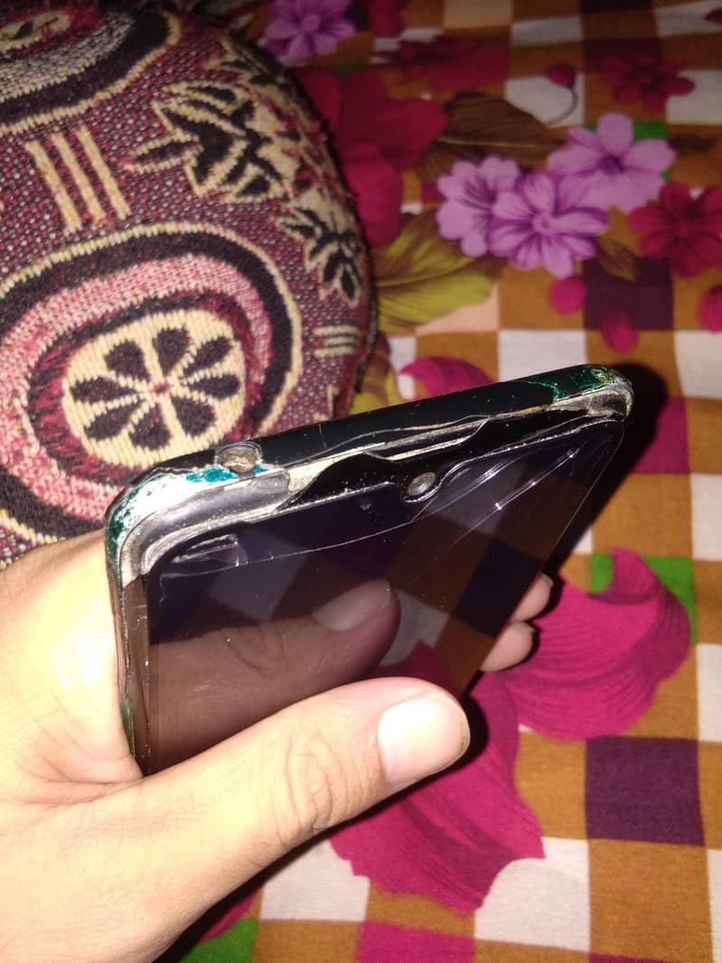 Sharp Aquos R3 4