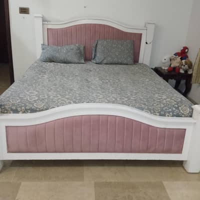 beautiful queen size bed with mattress
