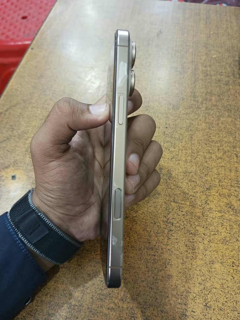 Apple iPhone 16 Pro Max 4
