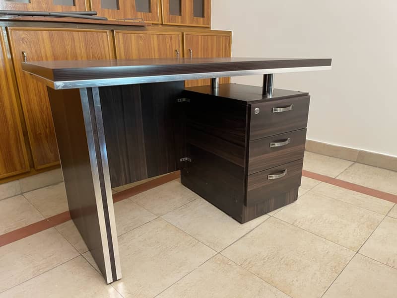 Executive Office Table / Study Table - 3 Drawers - 10/10 Condition 0