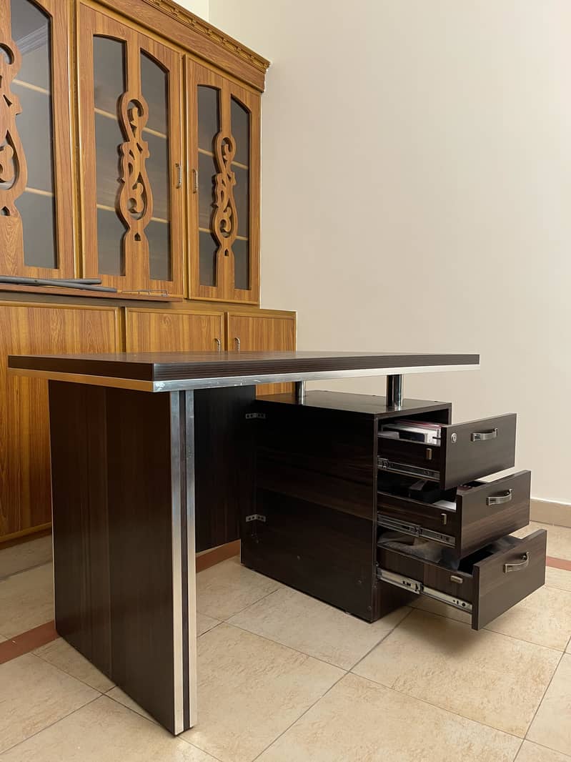 Executive Office Table / Study Table - 3 Drawers - 10/10 Condition 4