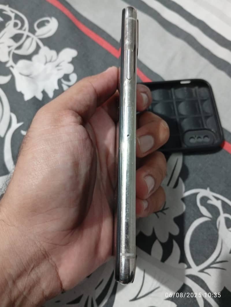 Apple iPhone X 4