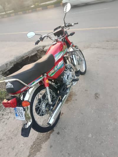 Sirf 5000 kilo meter Chala hoa hy bio matric. moqy per available hy