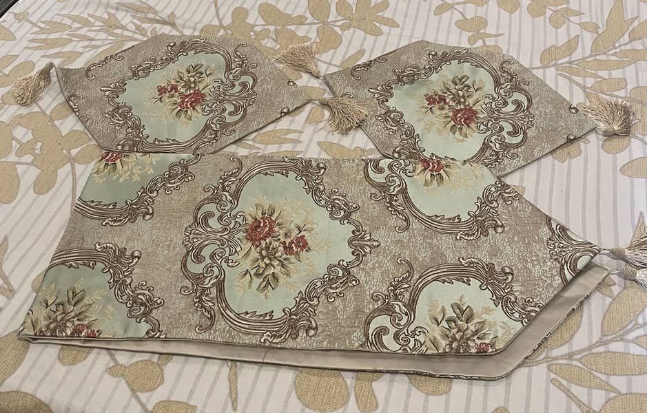 Table runners 0