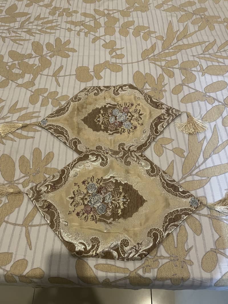 Table runners 1